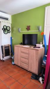 Μια τηλεόραση ή/και κέντρο ψυχαγωγίας στο Balisier 107 Anse des Rochers