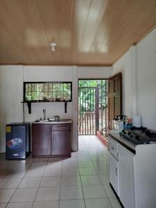a kitchen with a sink and a stove top oven at Paraíso Verde in Siquirres