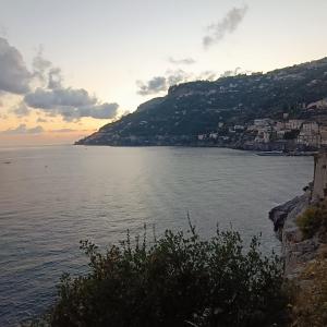 uitzicht op een waterlichaam bij zonsondergang bij Sogni di Stelle in Salerno