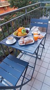 een blauwe tafel met borden met eten en fruit erop bij Sogni di Stelle in Salerno