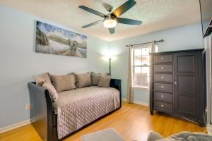 Una sala de estar con una cama y un ventilador de techo. en Backyard Oasis with Private Pool Jacksonville Gem, en Orange Park 23 fotos más