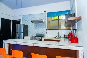 Η κουζίνα ή μικρή κουζίνα στο Deer Apartments Bahía Ballena +7 φωτογραφίες