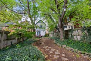 un passaggio pedonale di fronte a una casa con recinzione di High Street Hideaway - For 8 a Milo