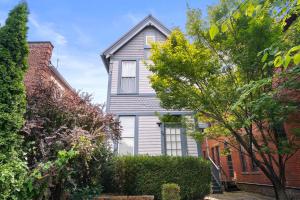 una casa bianca con un mattone rosso di High Street Hideaway - For 8 a Milo Altre 35 foto