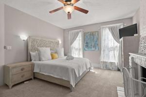 una camera con letto e ventilatore a soffitto di High Street Hideaway - For 8 a Milo