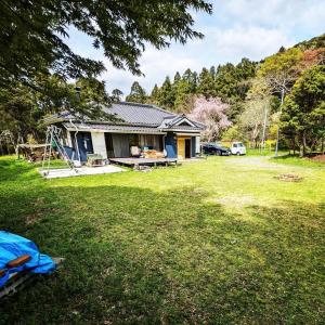 une maison avec une table de pique-nique dans une cour dans l'établissement Villa Mountainman - Vacation STAY 69076v, à Ichijuku