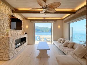 ein Wohnzimmer mit einem Sofa und einem Steinkamin in der Unterkunft COVE KAWANA - Vacation STAY 69198v in Kawana