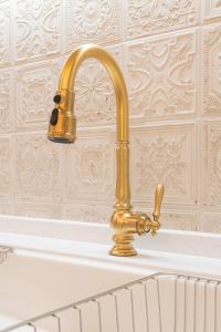 ein goldener Wasserhahn auf einer Badewanne in der Unterkunft COVE KAWANA - Vacation STAY 69198v in Kawana + 28 Fotos