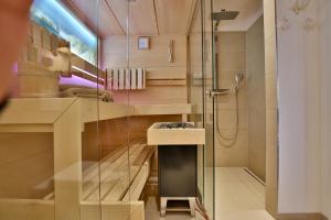 ヴァンガーオーゲにあるBootshaus I Zuhause im Bootshausのシャワーと洗面台付きのバスルーム +22枚の写真