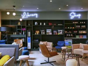 una tienda con sillas y mesas en una habitación en Aparthotel Adagio Glasgow Central, en Glasgow