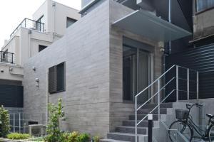 un bâtiment avec un vélo garé à côté d'un bâtiment dans l'établissement J-ARC Akebonobashi - Vacation STAY 17363, à Tokyo
