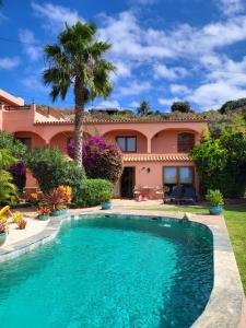 una villa con piscina frente a una casa en Great views & heated pool - El Perenquen 2, en La Matanza de Acentejo