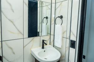 Ένα μπάνιο στο Deer Apartments Bahía Ballena