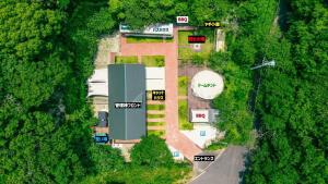 einen Blick über ein Gebäude in einem Wald in der Unterkunft Yura Green - Vacation STAY 73976v in Yura + 3 Fotos