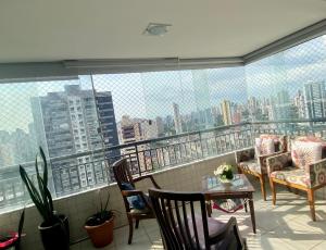 Elle comprend un balcon offrant une vue sur les toits de la ville. dans l'établissement Por do Sol, conforto e praticidade na COP 30-Batista Campos, à Belém