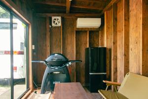 ein kleiner Raum mit einem Tisch und einem Kühlschrank in der Unterkunft Yura Green - Vacation STAY 73978v in Yura