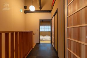 einen Flur mit einer Tür, die zu einem Schlafzimmer führt in der Unterkunft Jinglan-Kikyo Residence - Vacation STAY 09402v in Kyōto