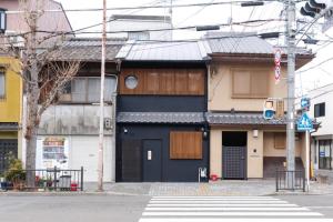 ein Gebäude an der Ecke einer Straße mit einem Fußweg in der Unterkunft Jinglan-Kikyo Residence - Vacation STAY 09402v in Kyōto
