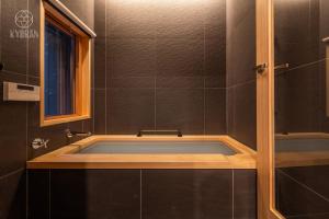 eine Badewanne im Bad mit Fenster in der Unterkunft Jinglan-Kikyo Residence - Vacation STAY 09402v in Kyōto