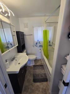 Ένα μπάνιο στο Chalet du Manoir-Bord de l'eau-Plage