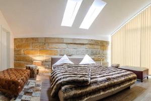 um quarto com uma cama grande e uma parede de pedra em Villa Johner em Bayreuth