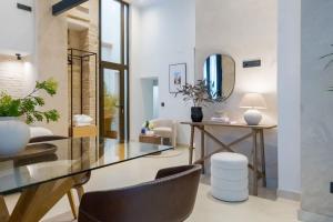 セビリアにあるLuxurious studio with Jacuzzi in Casa Pilatosのダイニングルーム(ガラスのテーブル、椅子付) +59枚の写真