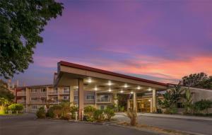 an exterior view of a hotel at dusk at Best Western Plus Garden Court Inn in Fremont