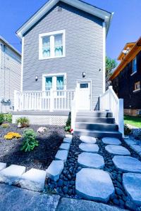 ナイアガラフォールズにあるPerfect 6BR Stay Near Niagara Falls & Attractionsの石道家