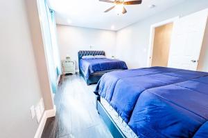 ナイアガラフォールズにあるPerfect 6BR Stay Near Niagara Falls & Attractionsのベッド2台と天井ファン付きの寝室