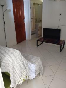 Ένα ή περισσότερα κρεβάτια σε δωμάτιο στο Les jardins de VALENTIN 2