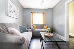 un salon avec un canapé et une table dans l'établissement 3BR Gem Near Falls-Sleeps 6 Comfortably, à Niagara Falls