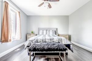 une chambre avec un lit avec une couette dans l'établissement 3BR Gem Near Falls-Sleeps 6 Comfortably, à Niagara Falls