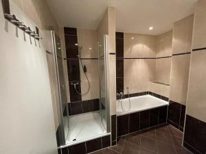 un baño con ducha y bañera en Wohlfühlen in perfekter Lage, en Dresden 11 fotos más