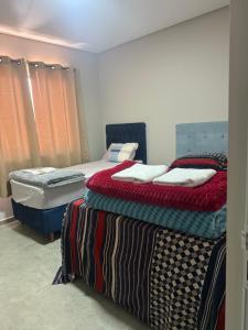 due letti uno accanto all'altro in una stanza di Residencial DX a Guarapuava