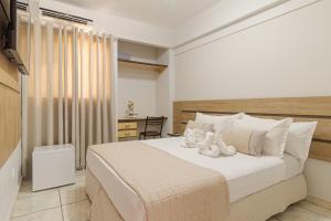 ウベラバにあるHavana Palace Hotelのベッドルーム1室(テディベアが付いた大型ベッド1台付)