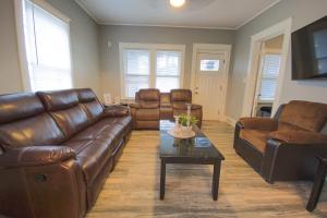 Un lugar para sentarse en Quaint 3BR 1 Bath near Niagara Falls