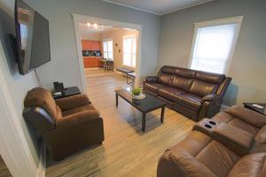 Un lugar para sentarse en Quaint 3BR 1 Bath near Niagara Falls