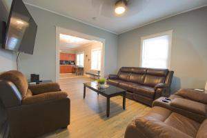 Un lugar para sentarse en Quaint 3BR 1 Bath near Niagara Falls