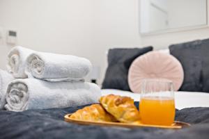 a plate of towels and a glass of orange juice at The Cosy Luxe in Slough +15 photos