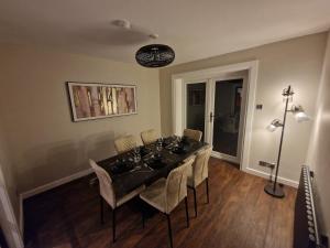 エディンバラにあるEdinburgh West Luxury 5 Bedroom Homeのテーブルと椅子のあるダイニングルーム