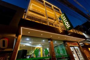 リオブランコにあるTerra Verde Hotelの建物の側面に看板がある店