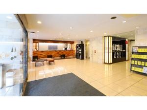 un hall d'un magasin avec une salle d'attente dans l'établissement Smile Hotel Tokyo Ayase Ekimae - Vacation STAY 62850v, à Tokyo