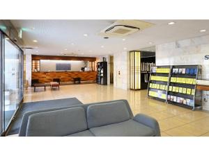 une salle d'attente avec un canapé dans un magasin dans l'établissement Smile Hotel Tokyo Ayase Ekimae - Vacation STAY 62850v, à Tokyo