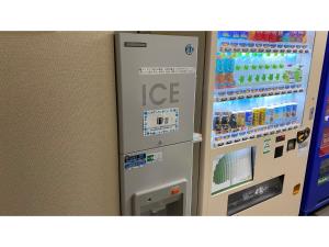 Deux réfrigérateurs se tiennent côte à côte dans l'établissement Smile Hotel Tokyo Ayase Ekimae - Vacation STAY 62854v, à Tokyo