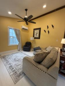 Khu vực ghế ngồi tại The Cottage by Ravens Keep