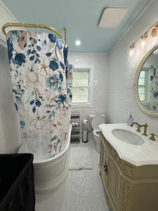 Phòng tắm tại The Cottage by Ravens Keep