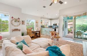 Χώρος καθιστικού στο Cozy Coastal Cottage at Naples Bay, Pickleball, Botanical Garden