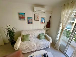 アンティーブにあるMaginifique T2 au cœur d Antibes avec parkingのリビングルーム(ソファ、ギター付) +5枚の写真