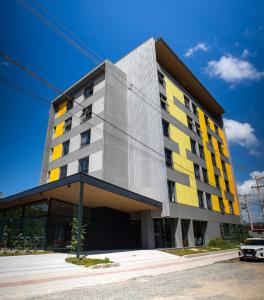 Liwe Hotels في بنها: مبنى لونه اصفر ورمادي