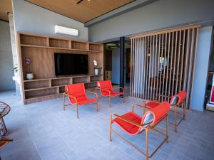 Liwe Hotels في بنها: لوبي وكراسي حمراء وتلفزيون بشاشة مسطحة